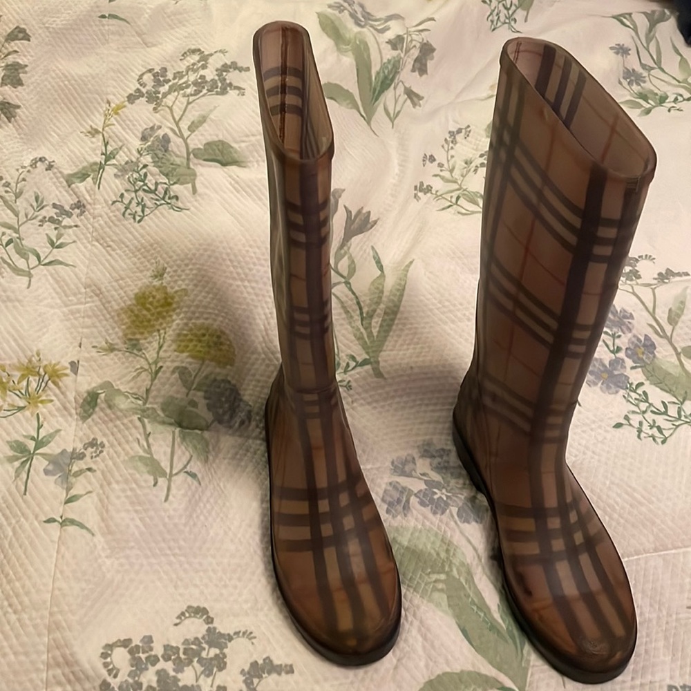 Authentic Burberry size 8 rain boots in good used condition.